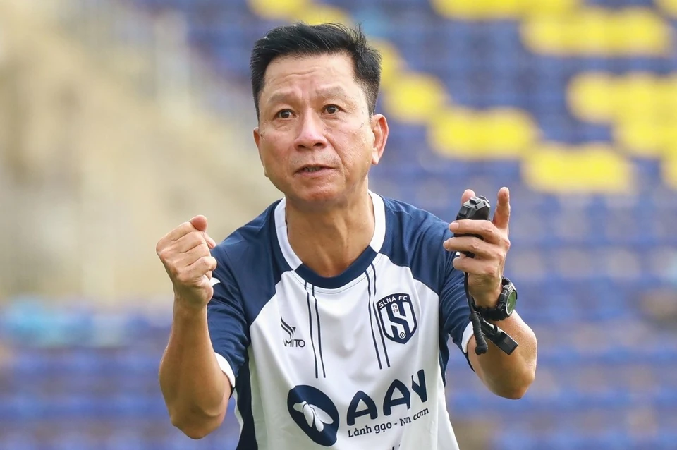 HLV Văn Sỹ Sơn tái ngộ SLNA; MU nên mượn Messi tháng 1?
