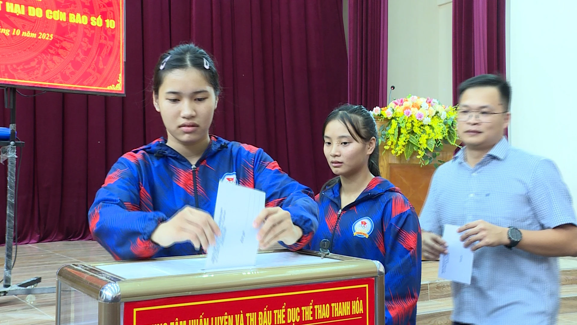 Trung tâm Huấn luyện và Thi đấu TDTT Thanh Hóa quyên góp ủng hộ đồng bào bị thiệt hại do bão