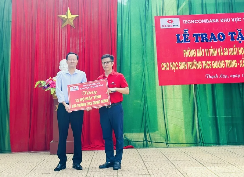 Techcombank - Chi nhánh khu vực Thanh Hóa tặng quà cho học sinh