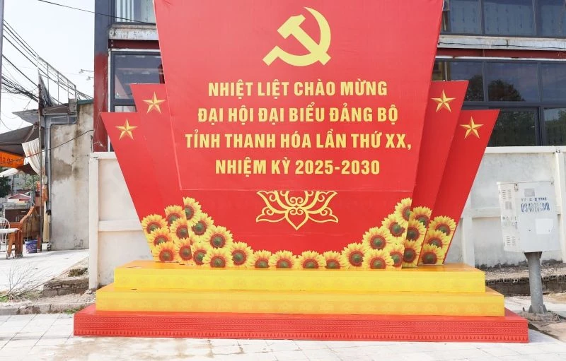 Khí thế chào mừng Đại hội đại biểu Đảng bộ tỉnh Thanh Hóa lần thứ XX tại phường Tĩnh Gia