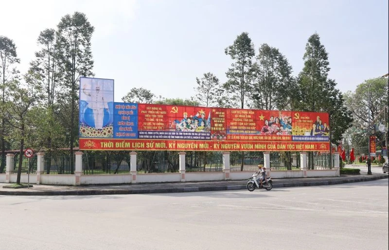 Khí thế chào mừng Đại hội đại biểu Đảng bộ tỉnh Thanh Hóa lần thứ XX tại phường Tĩnh Gia