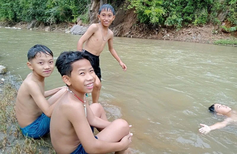 Học sinh Trường Phổ thông Dân tộc nội trú THCS Mường Lát thiếu nước sinh hoạt