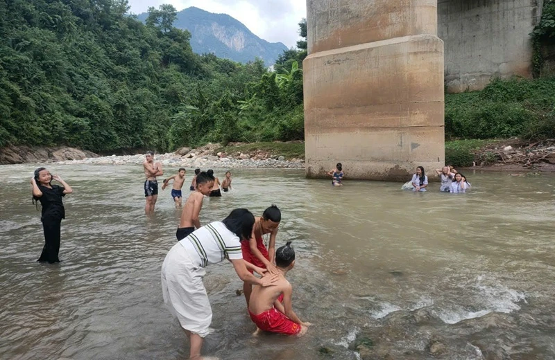 Học sinh Trường Phổ thông Dân tộc nội trú THCS Mường Lát thiếu nước sinh hoạt