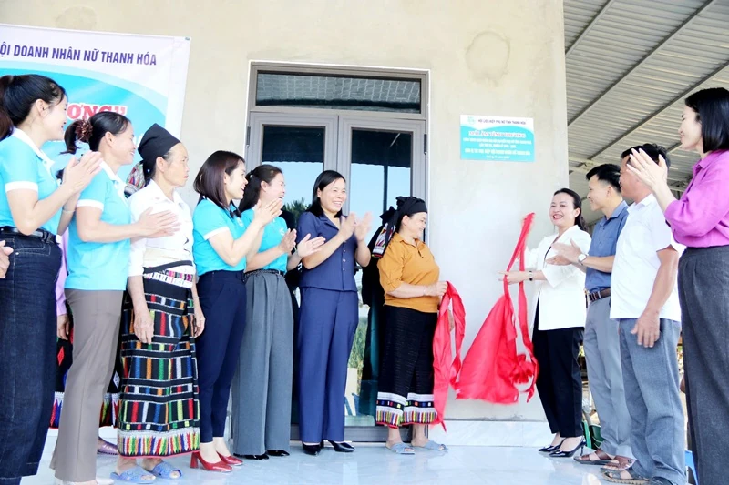 Trao kinh phí hỗ trợ xây mái ấm tình thương cho hội viên phụ nữ khó khăn về nhà ở