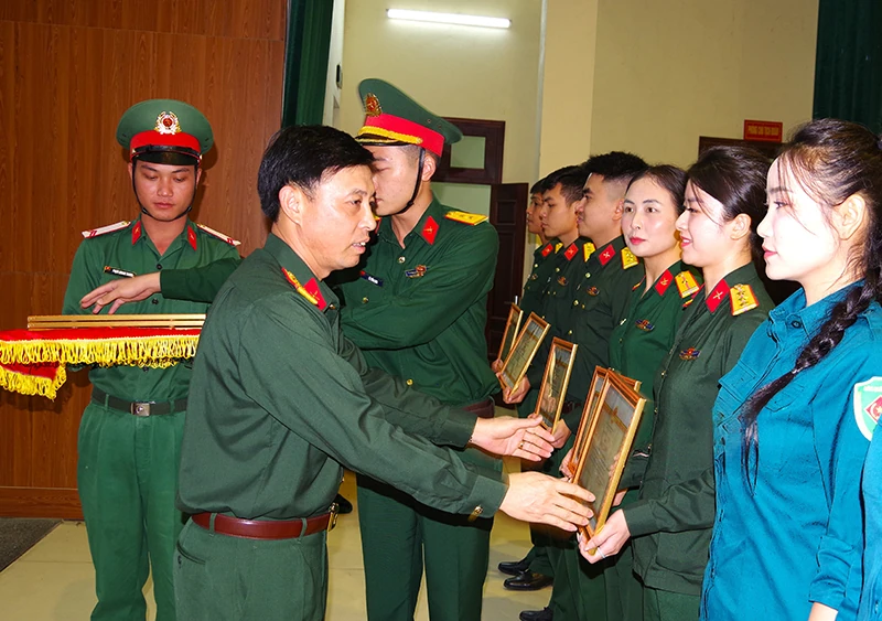 Tuyên dương các tập thể, cá nhân tham gia hoạt động kỷ niệm 80 năm Cách mạng tháng Tám và Quốc khánh 2/9