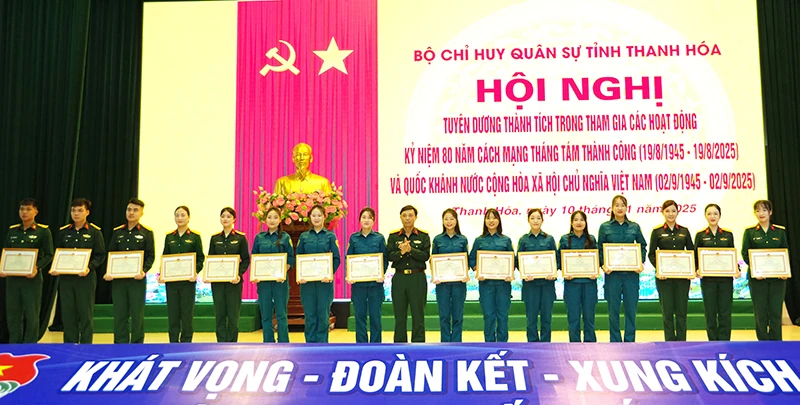 Tuyên dương các tập thể, cá nhân tham gia hoạt động kỷ niệm 80 năm Cách mạng tháng Tám và Quốc khánh 2/9