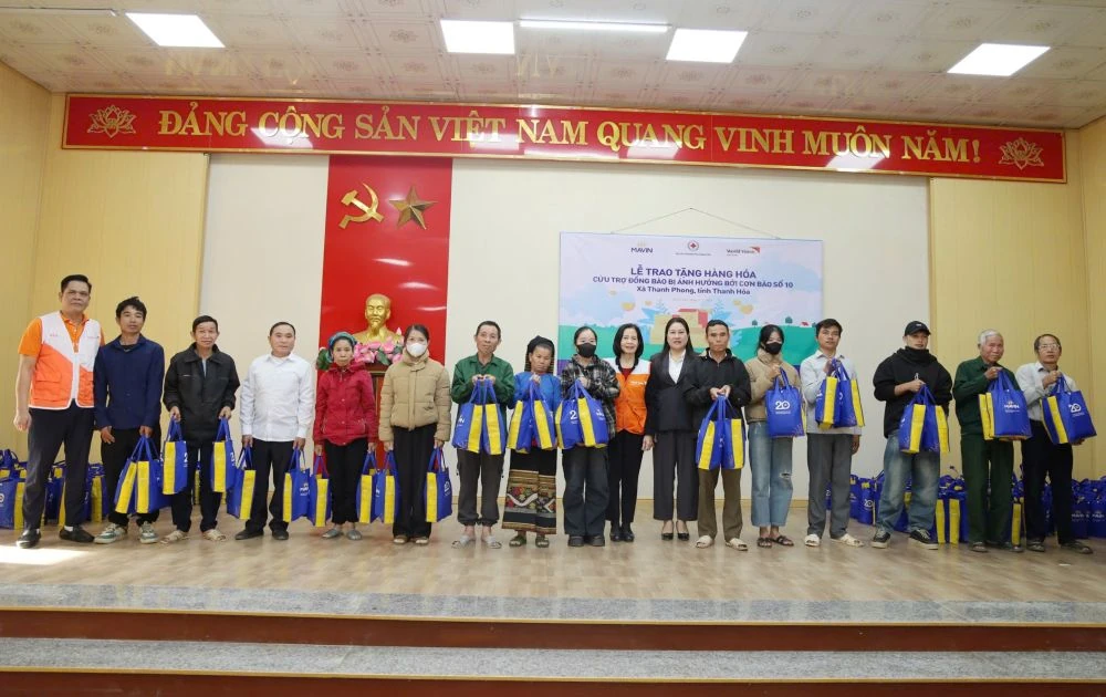 Hỗ trợ người dân xã Thanh Phong bị ảnh hưởng bởi bão số 10