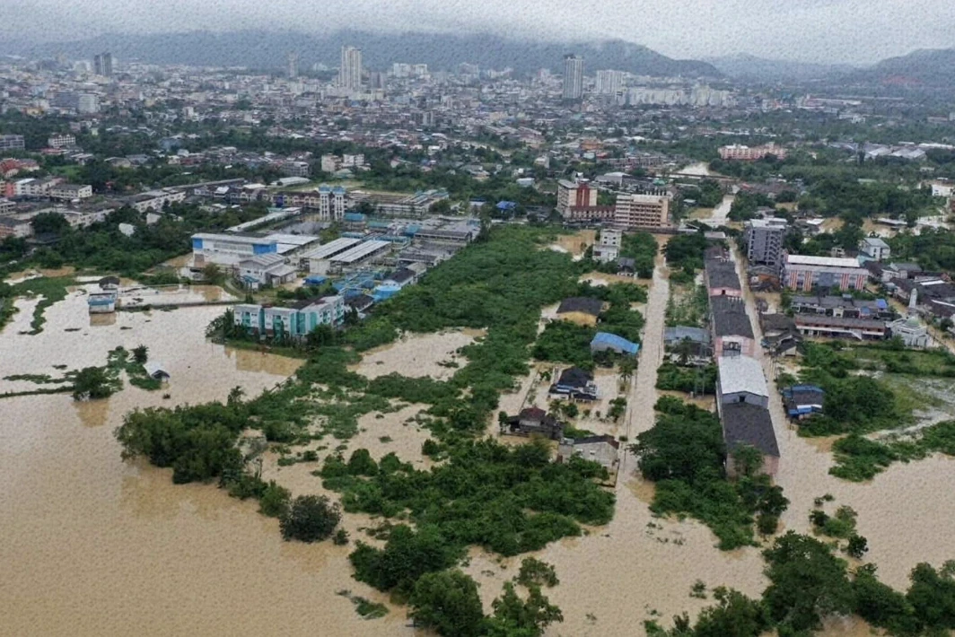 U23 Việt Nam có nguy cơ đổi địa điểm thi đấu SEA Games vì lũ lịch sử; MU thua đau Everton