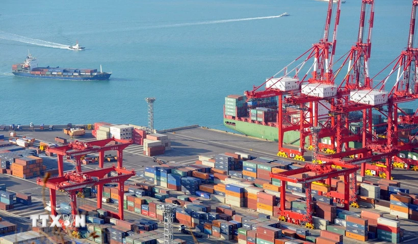 1 năm sau sự cố thiết quân luật, Hàn Quốc vẫn còn những vết sẹo chưa lành