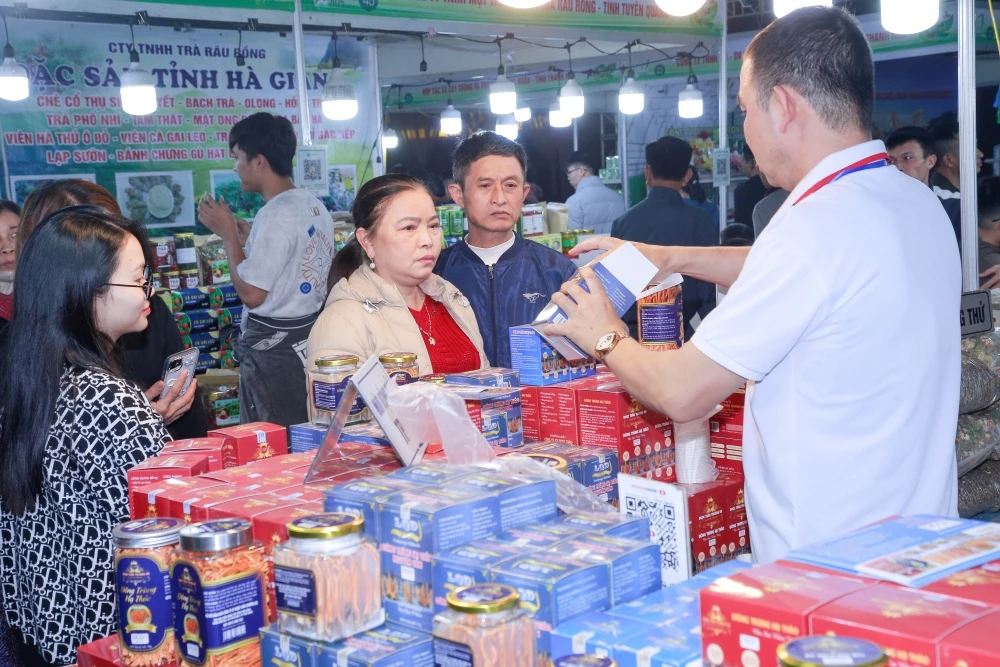 Nhộn nhịp không khí mua sắm tại khu trưng bày giới thiệu sản phẩm nông sản, thực phẩm an toàn Thanh Hóa, năm 2025