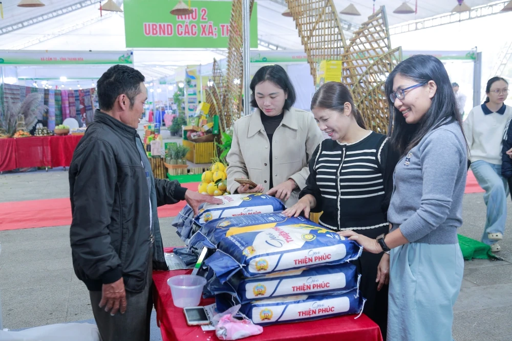 Nhộn nhịp không khí mua sắm tại khu trưng bày giới thiệu sản phẩm nông sản, thực phẩm an toàn Thanh Hóa, năm 2025