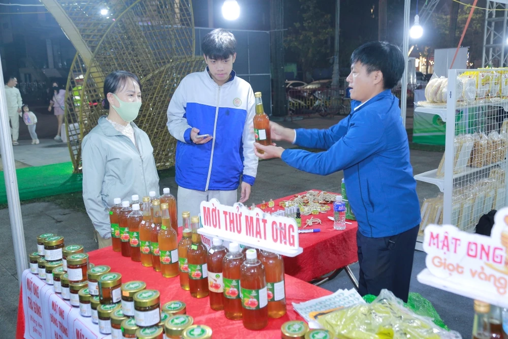 Nhộn nhịp không khí mua sắm tại khu trưng bày giới thiệu sản phẩm nông sản, thực phẩm an toàn Thanh Hóa, năm 2025