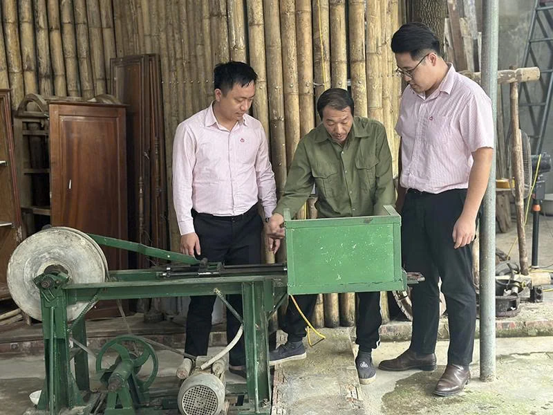 Tiếp sức cho hộ nghèo và gia đình chính sách