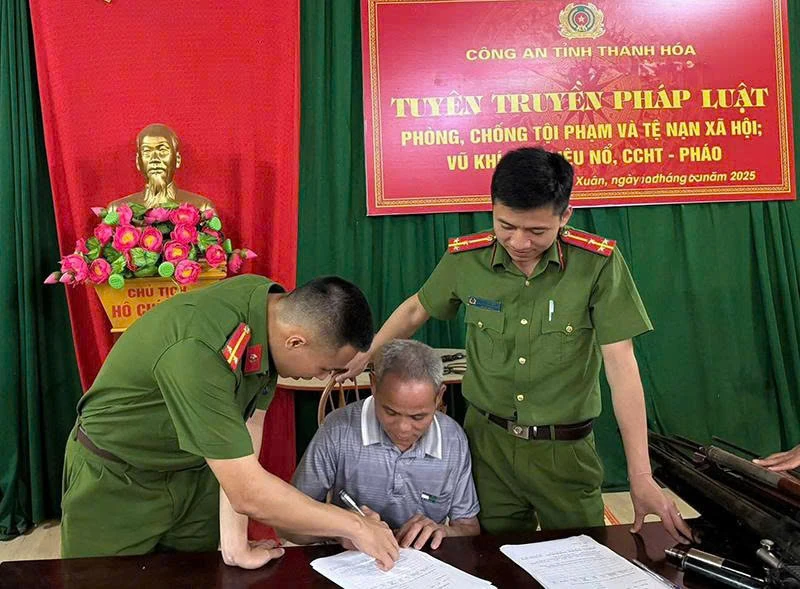 Công an xã Hồi Xuân đẩy mạnh tuyên truyền pháp luật cho người dân
