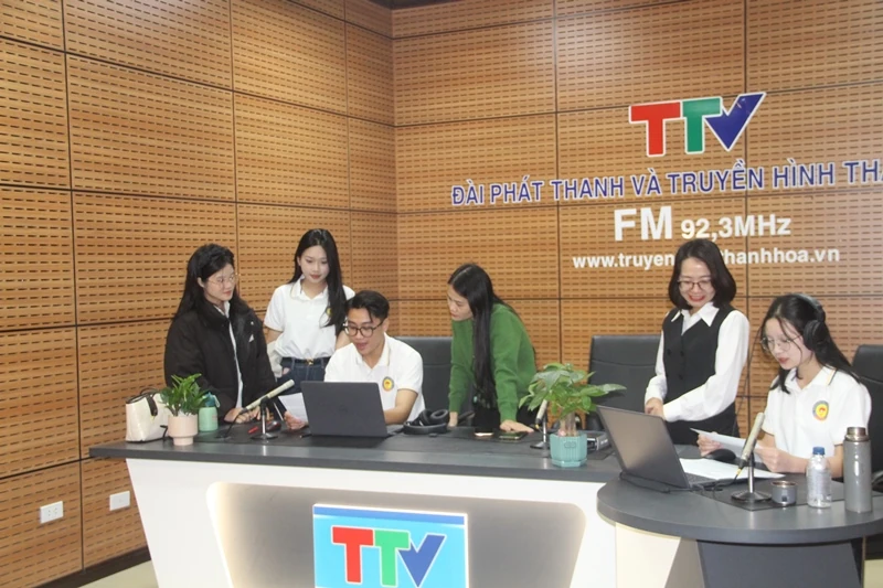 Sinh viên ngành Truyền thông đa phương tiện trải nghiệm thực tế tại Báo và Phát thanh, truyền hình Thanh Hóa