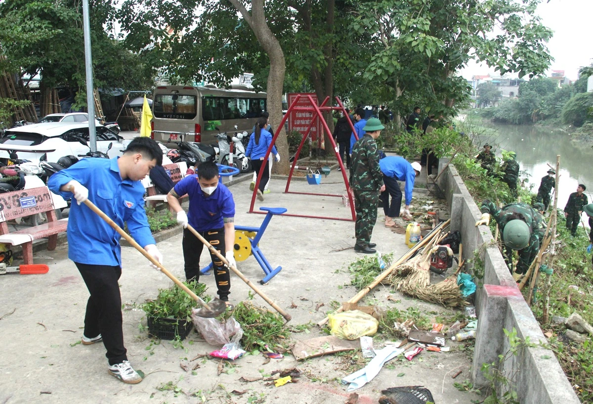 Hơn 300 thanh niên phường Hạc Thành ra quân tổng dọn vệ sinh môi trường
