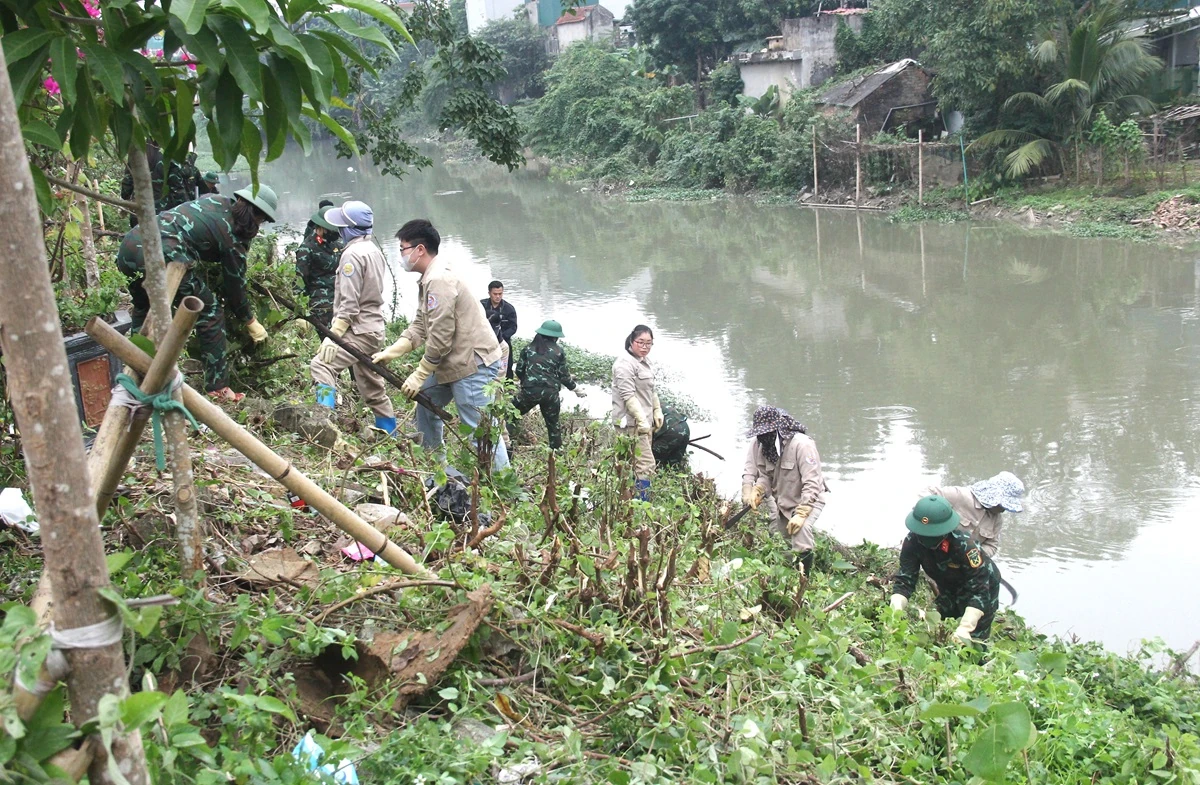 Hơn 300 thanh niên phường Hạc Thành ra quân tổng dọn vệ sinh môi trường