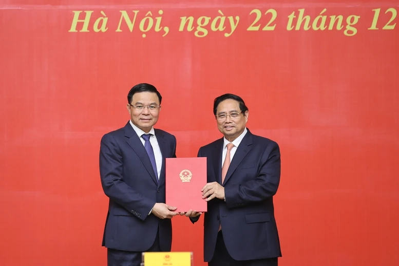 Thủ tướng trao Quyết định giao Quyền Bộ trưởng Bộ Công Thương