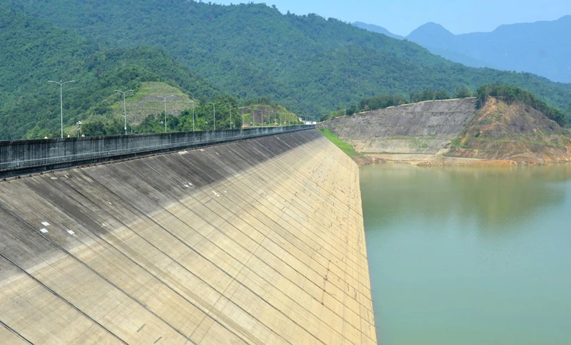 Cung cấp nước tưới và chống hạn cho cây trồng vụ chiêm-xuân