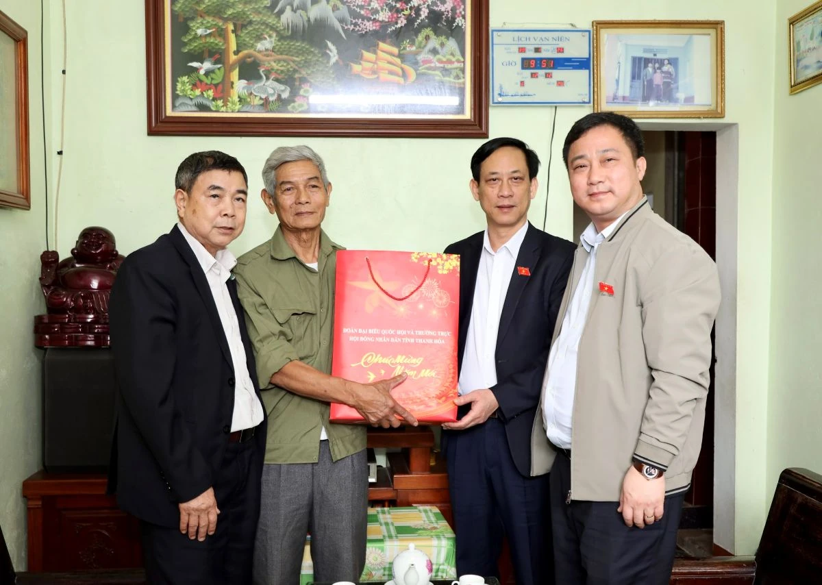 Phó Trưởng Đoàn ĐBQH tỉnh Mai Văn Hải thăm, tặng quà gia đình chính sách, hộ nghèo nhân dịp Tết Nguyên đán 2026