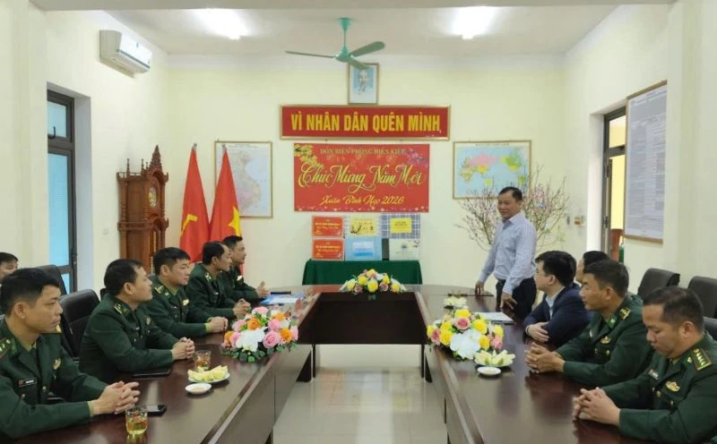 Sở Xây dựng thăm, tặng quà cán bộ, chiến sĩ bộ đội biên phòng