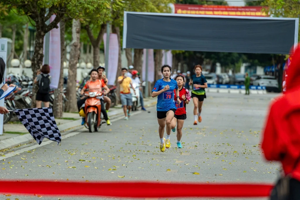 Nữ sinh Cao đẳng Y tế Thanh Hóa bứt phá, về nhất cự ly 3.000m tại Giải Việt dã Báo và PTTH Thanh Hóa
