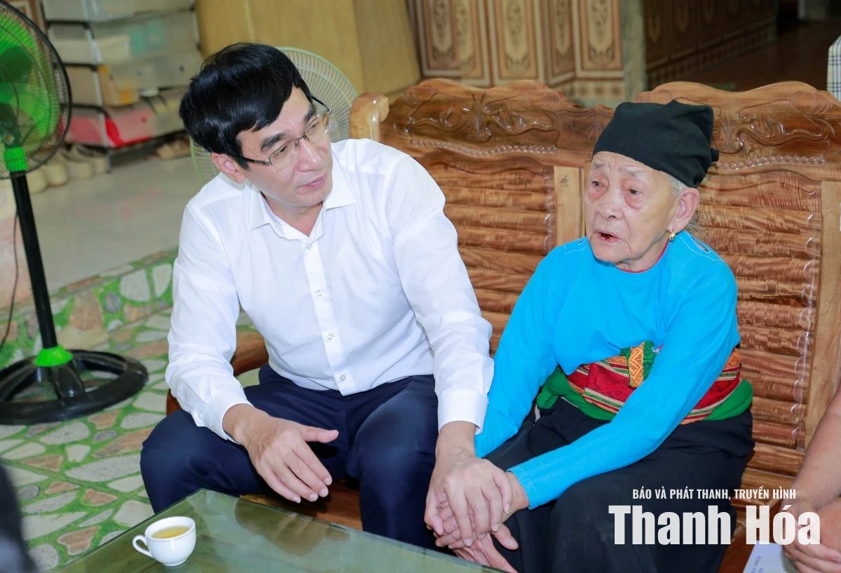 Trưởng Ban Nội chính Tỉnh ủy Nguyễn Ngọc Tiến viếng các Anh hùng liệt sĩ; thăm, tặng quà gia đình chính sách