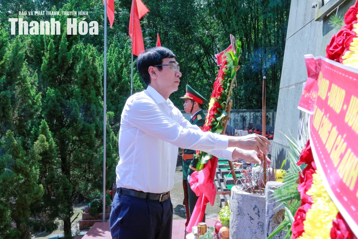 Trưởng Ban Nội chính Tỉnh ủy Nguyễn Ngọc Tiến viếng các Anh hùng liệt sĩ; thăm, tặng quà gia đình chính sách