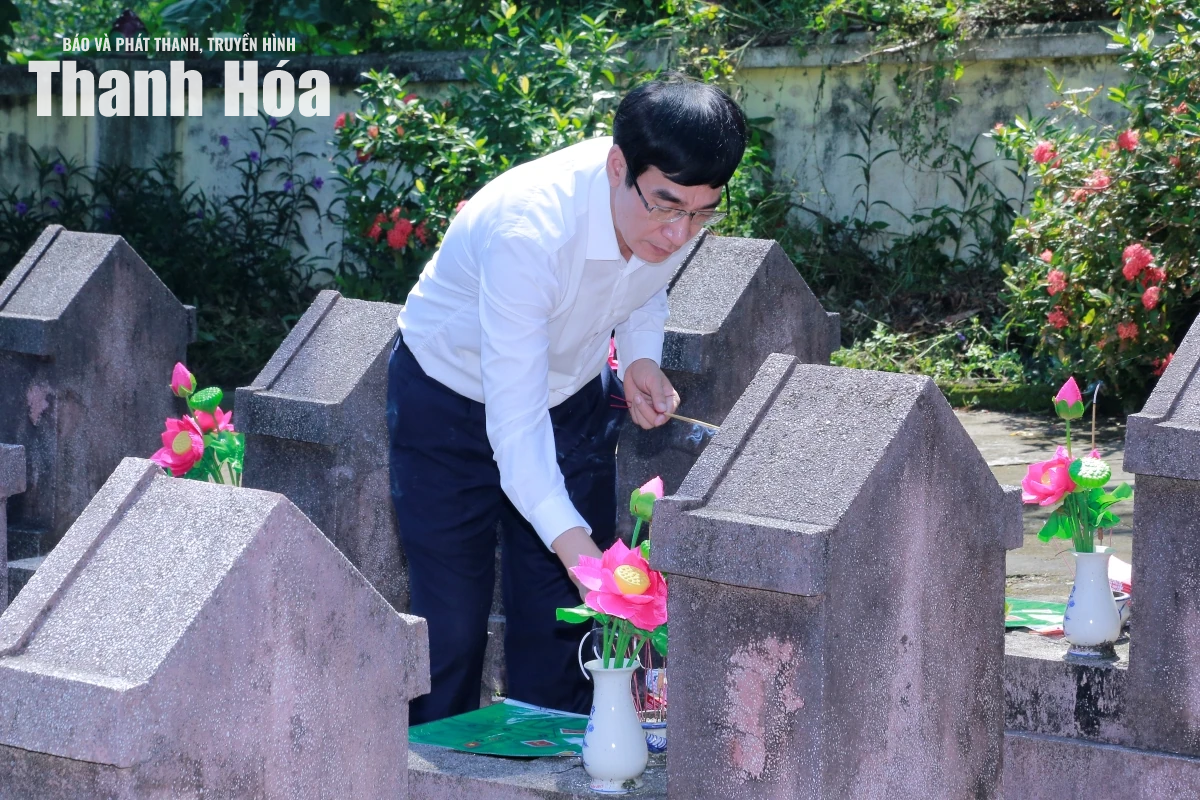 Trưởng Ban Nội chính Tỉnh ủy Nguyễn Ngọc Tiến viếng các Anh hùng liệt sĩ; thăm, tặng quà gia đình chính sách