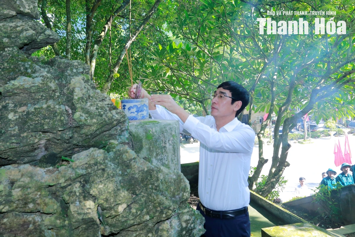 Trưởng Ban Nội chính Tỉnh ủy Nguyễn Ngọc Tiến viếng các Anh hùng liệt sĩ; thăm, tặng quà gia đình chính sách