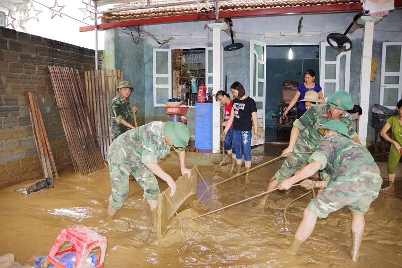 Lực lượng vũ trang Thanh Hóa vinh dự giúp dân khắc phục hậu quả mưa lũ