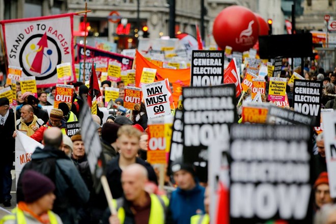 Phong trào biểu tình “Áo vàng” tại Anh yêu cầu tổ chức tổng tuyển cử