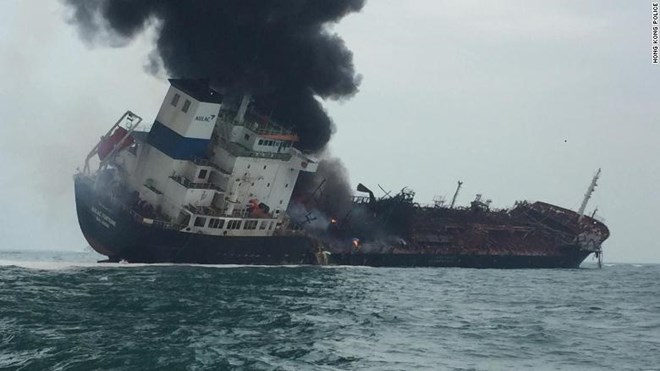 Cháy tàu chở dầu ngoài khơi Hong Kong, 21 thuyền viên được cứu sống