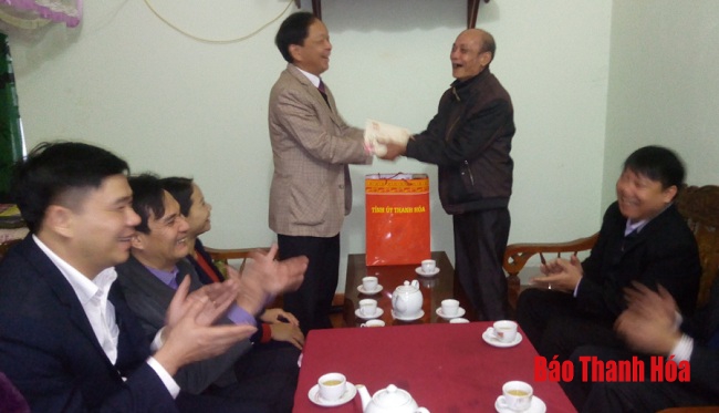Đồng chí Trưởng Ban Tuyên Giáo Tỉnh ủy kiểm tra tình hình sản xuất và tặng quà các gia đình chính sách tại huyện Thạch Thành
