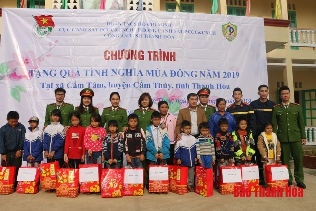 Tặng quà tình nghĩa, tuyên truyền hướng dẫn kỹ năng PCCC và CNCH tại huyện Cẩm Thủy 