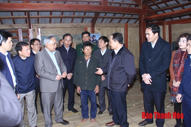 Đồng chí Bí thư Tỉnh ủy, Chủ tịch HĐND tỉnh kiểm tra tình hình ổn định đời sống dân cư sau thiên tai tại huyện Quan Hóa 