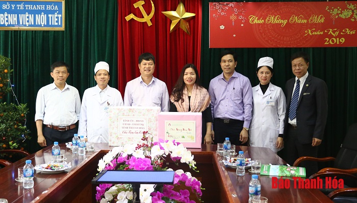 Phó Chủ tịch UBND tỉnh Lê Thị Thìn thăm, tặng quà tại Bệnh viện Nội tiết Thanh Hóa