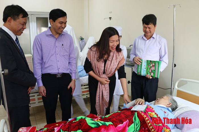 Phó Chủ tịch UBND tỉnh Lê Thị Thìn thăm, tặng quà tại Bệnh viện Nội tiết Thanh Hóa