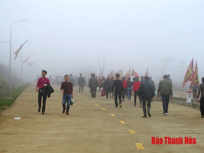 Hàng vạn du khách về huyệt đạo thiêng dự lễ “Mở cổng trời”
