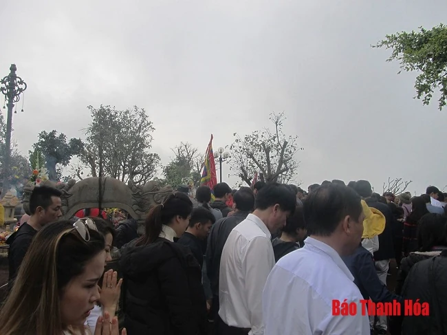 Hàng vạn du khách về huyệt đạo thiêng dự lễ “Mở cổng trời”