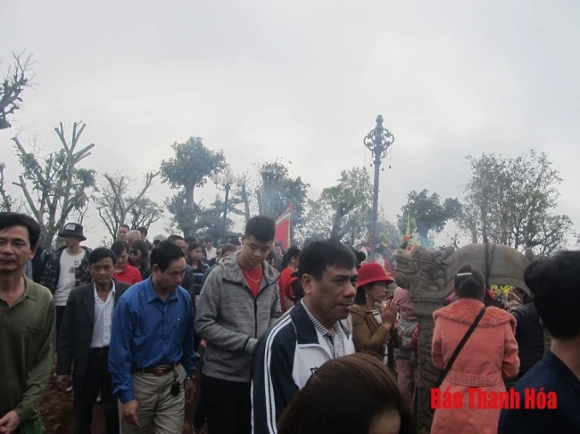 Hàng vạn du khách về huyệt đạo thiêng dự lễ “Mở cổng trời”