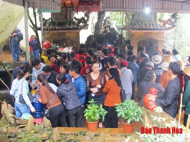 Hàng vạn du khách về huyệt đạo thiêng dự lễ “Mở cổng trời”