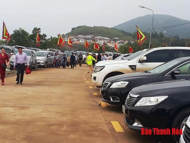 Hàng vạn du khách về huyệt đạo thiêng dự lễ “Mở cổng trời”
