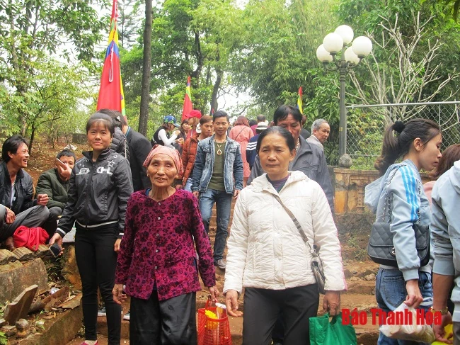 Hàng vạn du khách về huyệt đạo thiêng dự lễ “Mở cổng trời”