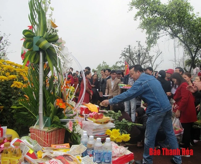 Hàng vạn du khách về huyệt đạo thiêng dự lễ “Mở cổng trời”
