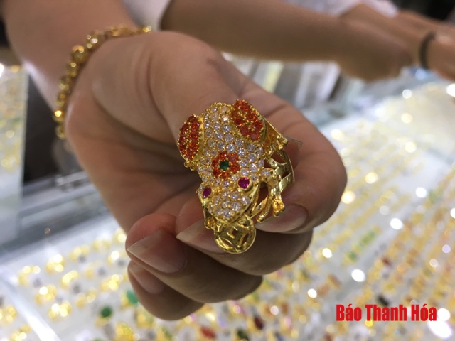 Tiệm vàng hút khách ngày Vía thần Tài
