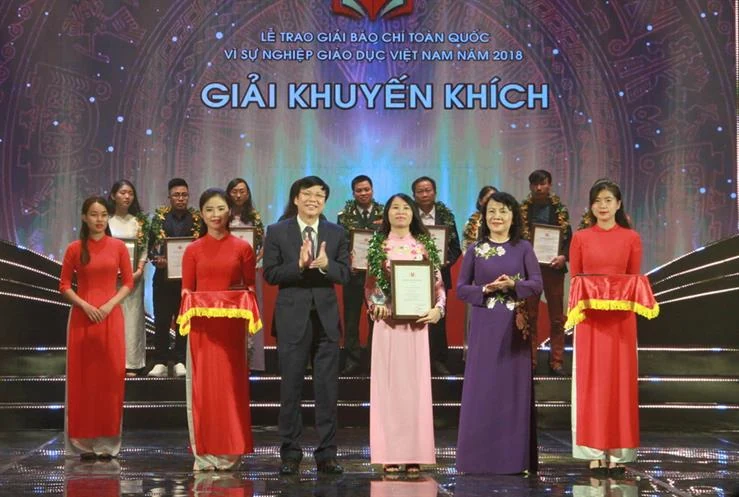 Khen thưởng tác giả đạt giải thưởng báo chí toàn quốc “Vì sự nghiệp Giáo dục Việt Nam”