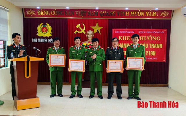 Khen thưởng 6 tập thể, 6 cá nhân có thành tích xuất sắc trong điều tra vụ nổ mìn tại xã Thiệu Tâm, huyện Thiệu Hoá