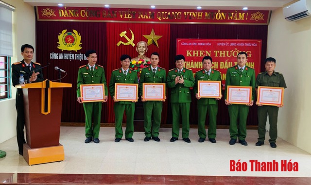 Khen thưởng 6 tập thể, 6 cá nhân có thành tích xuất sắc trong điều tra vụ nổ mìn tại xã Thiệu Tâm, huyện Thiệu Hoá