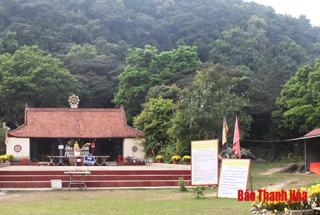 Hàng trăm lượt người hành hương về quần thể chùa cổ Am Các mỗi ngày